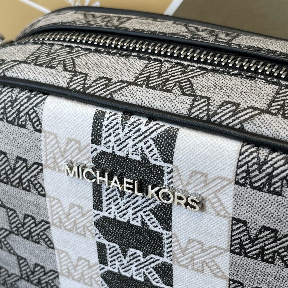 (new+tag) Michael Kors jet set travel oval camera crossbody color black/white - Picture 4 of 12